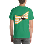 T shirt unisex vert avec flocage dans le dos écrit " Il court mais dans le vide" 