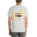 T shirt unisex gris avec flocage dans le dos écrit " Il court mais dans le vide" 
