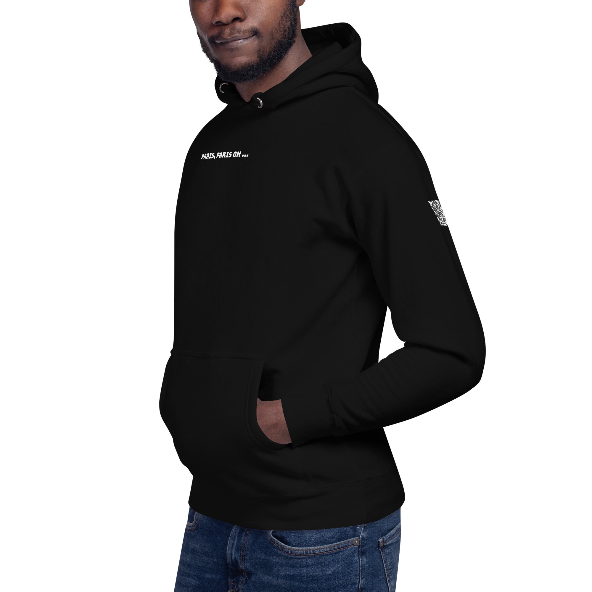 Sweat à capuche unisex noir porté, floqué "Paris Parsi on..." sur le devant, et un QR code sur la manche qui renvoie à un stage entier qui chante la suite. 